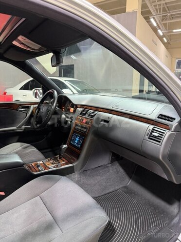 Mercedes E 240-19
