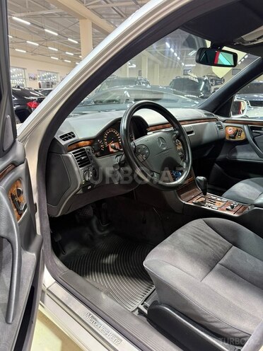 Mercedes E 240-17