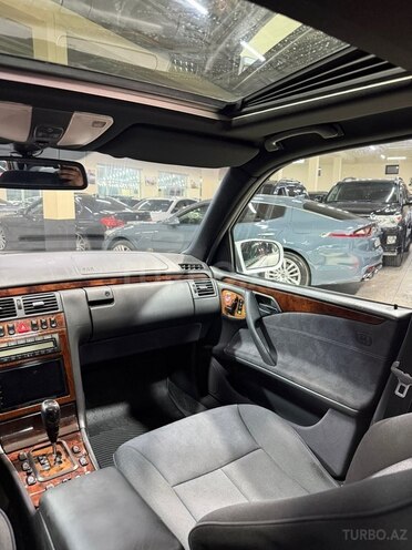 Mercedes E 240-26