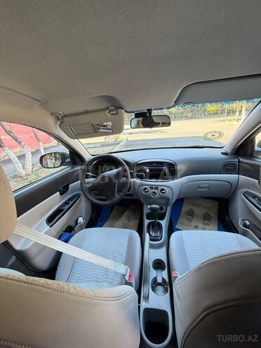 Hyundai Accent-12