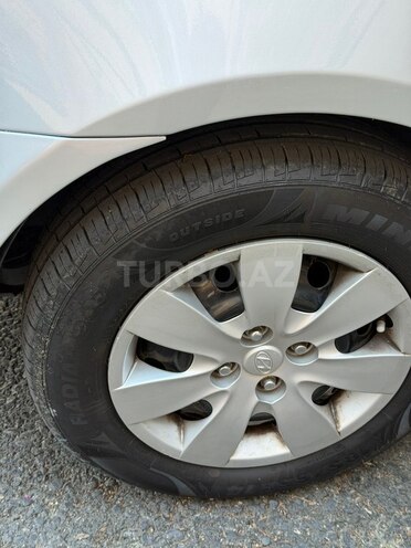 Hyundai Accent-10
