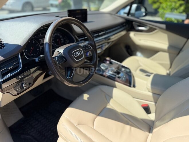 Audi Q7-11