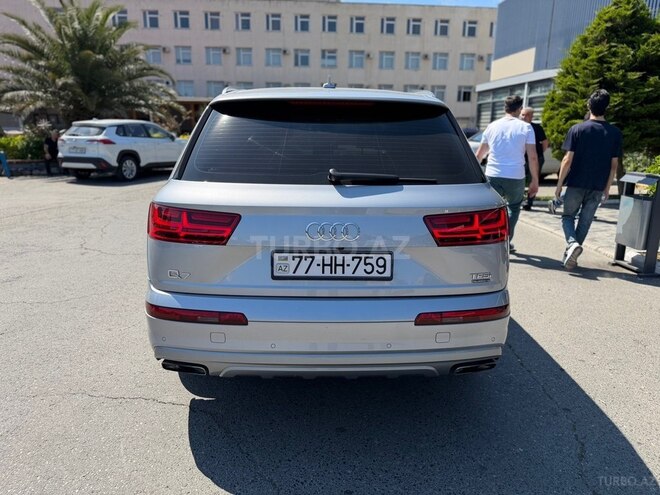 Audi Q7-6