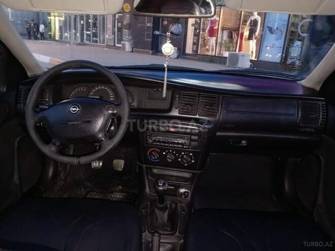 Opel Vectra-12
