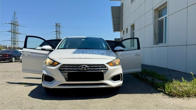 Hyundai Accent-12
