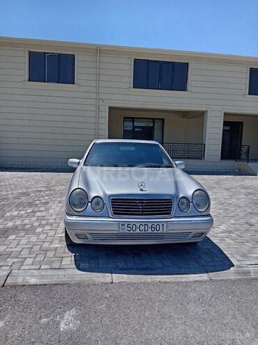 Mercedes E 240-1