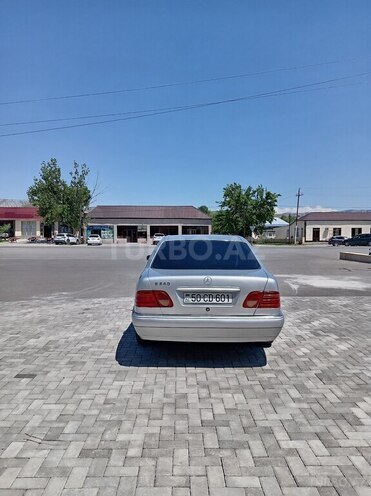 Mercedes E 240-3