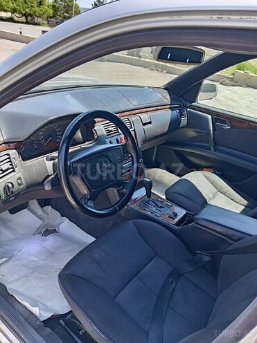 Mercedes E 240-5