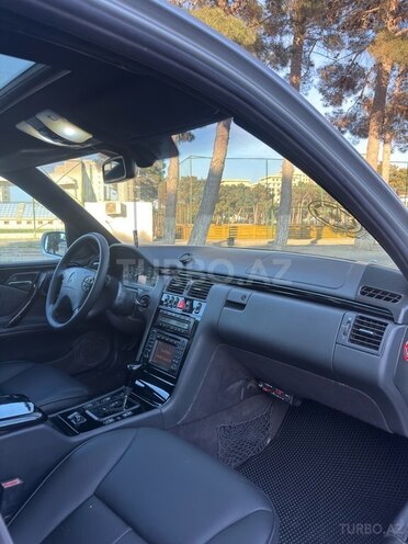 Mercedes E 200-11