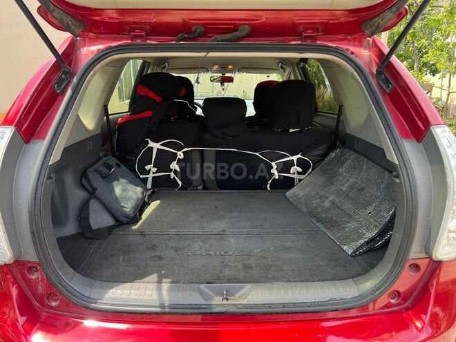 Toyota Prius V-7