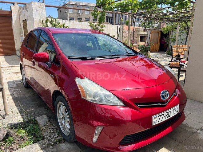Toyota Prius V-1