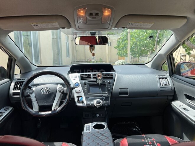 Toyota Prius V-9