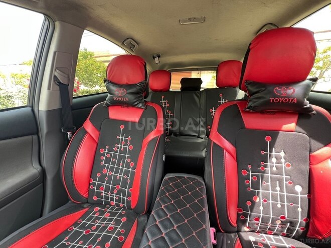Toyota Prius V-10