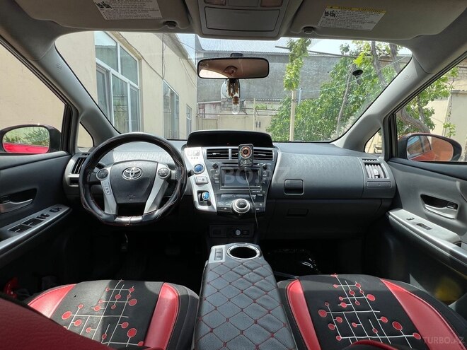 Toyota Prius V-8