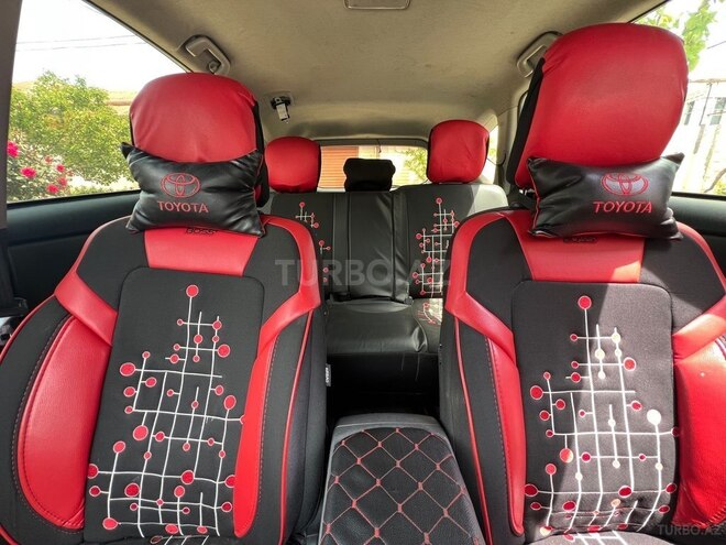 Toyota Prius V-13