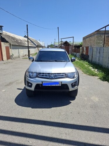 Mitsubishi L200-1