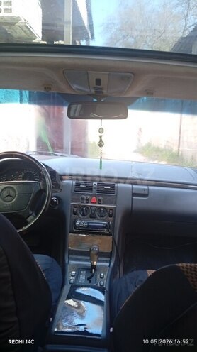 Mercedes E 280-8