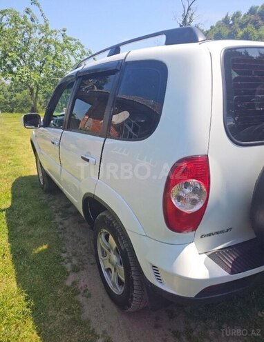 Chevrolet Niva-4