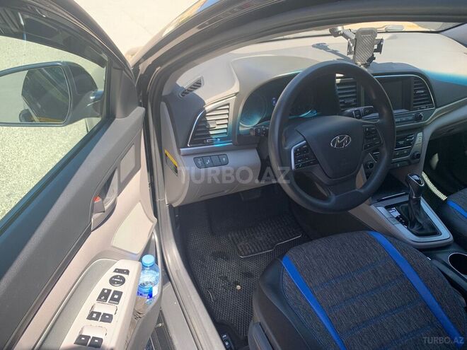 Hyundai Elantra-11