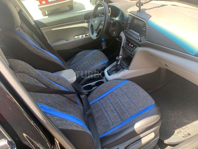 Hyundai Elantra-12