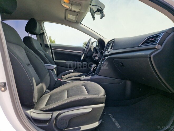 Hyundai Elantra-8