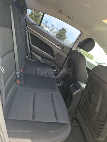 Hyundai Elantra-6