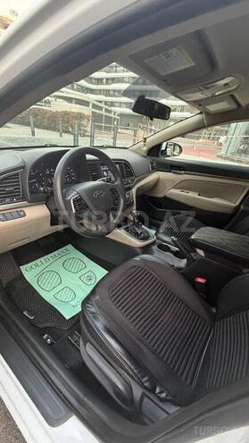 Hyundai Elantra-9