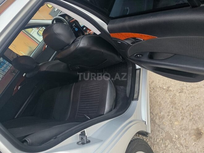 Mercedes E 220-11