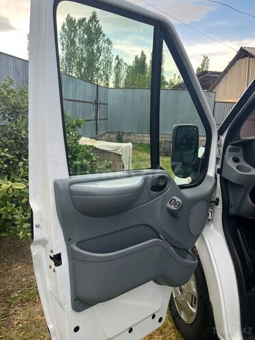 Ford Transit-10
