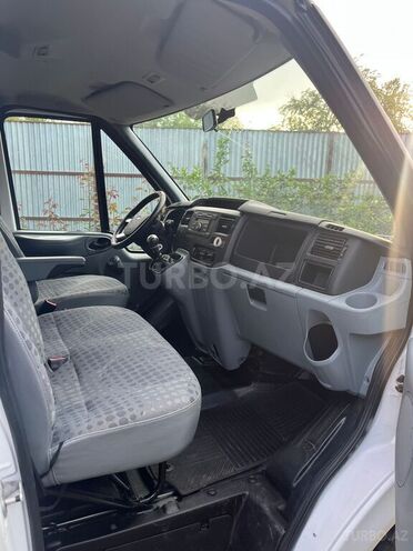 Ford Transit-8