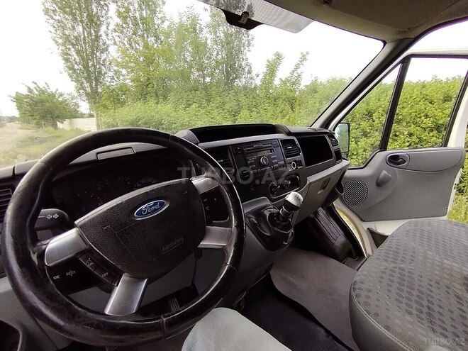 Ford Transit-11