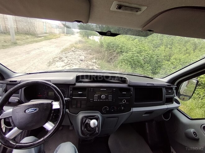 Ford Transit-10