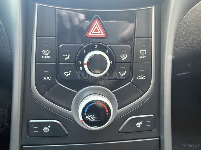 Hyundai Elantra-12