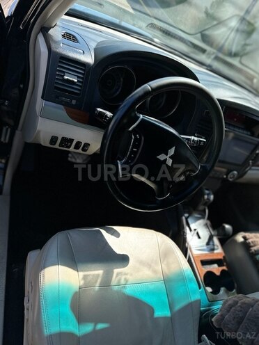 Mitsubishi Pajero-4
