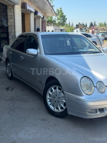 Mercedes E 270-3