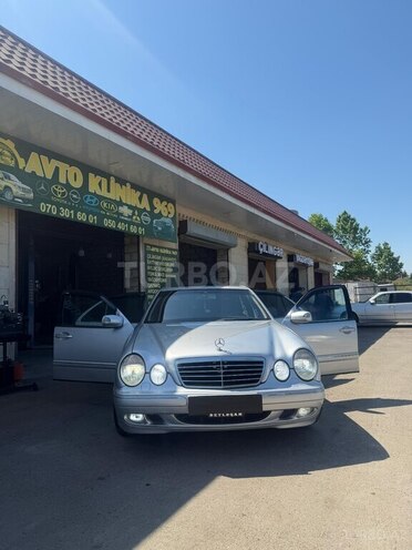 Mercedes E 270-1