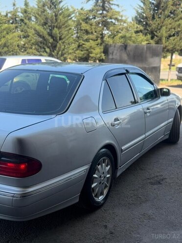 Mercedes E 270-10