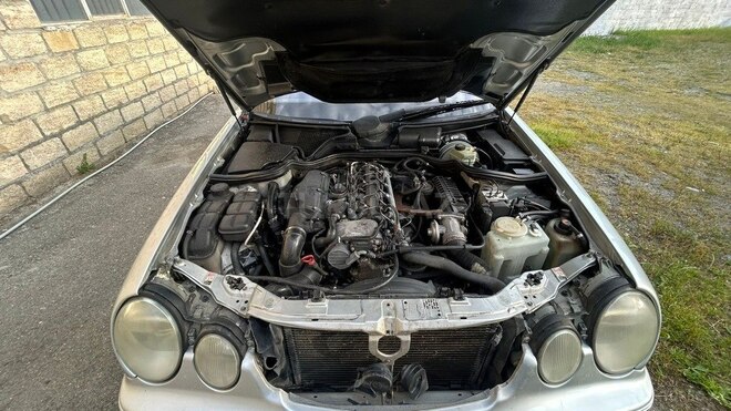 Mercedes E 270-7