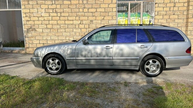 Mercedes E 270-6