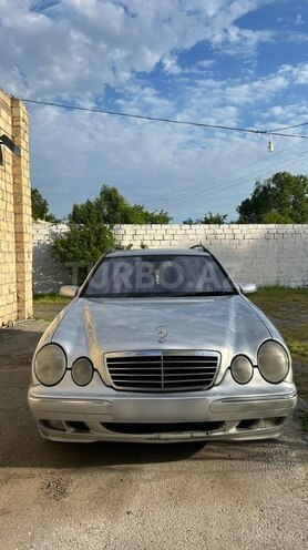 Mercedes E 270-1