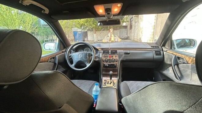 Mercedes E 270-3