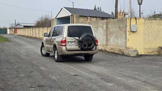 Mitsubishi Pajero-6