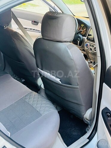 Hyundai Accent-11