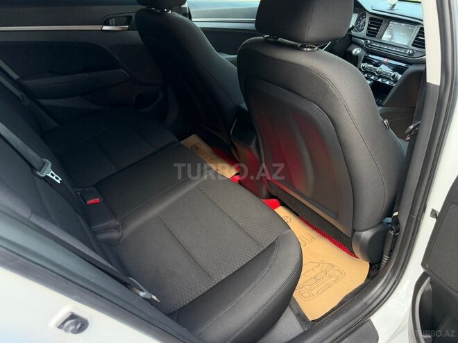 Hyundai Elantra-17