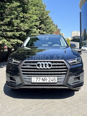 Audi Q7-1