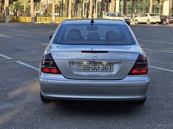 Mercedes E 200-11