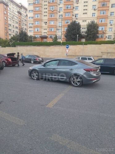 Hyundai Elantra-8