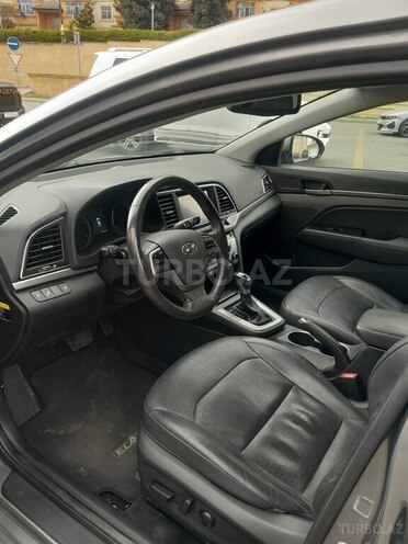 Hyundai Elantra-13