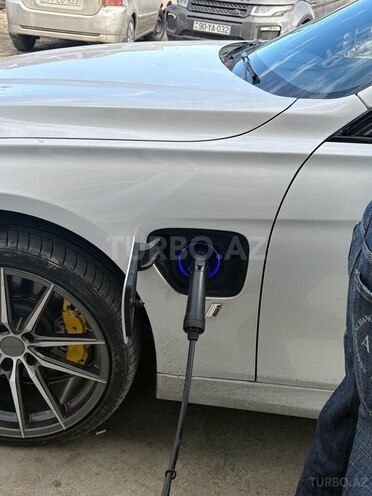 BMW 330e-12