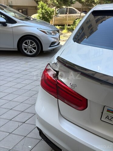 BMW 330e-13